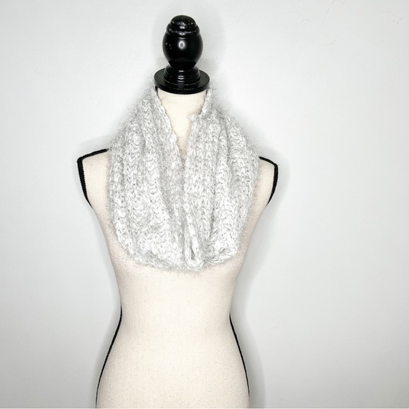 Short White Chunky Knit Infinity Scarf - Picture 1 of 3